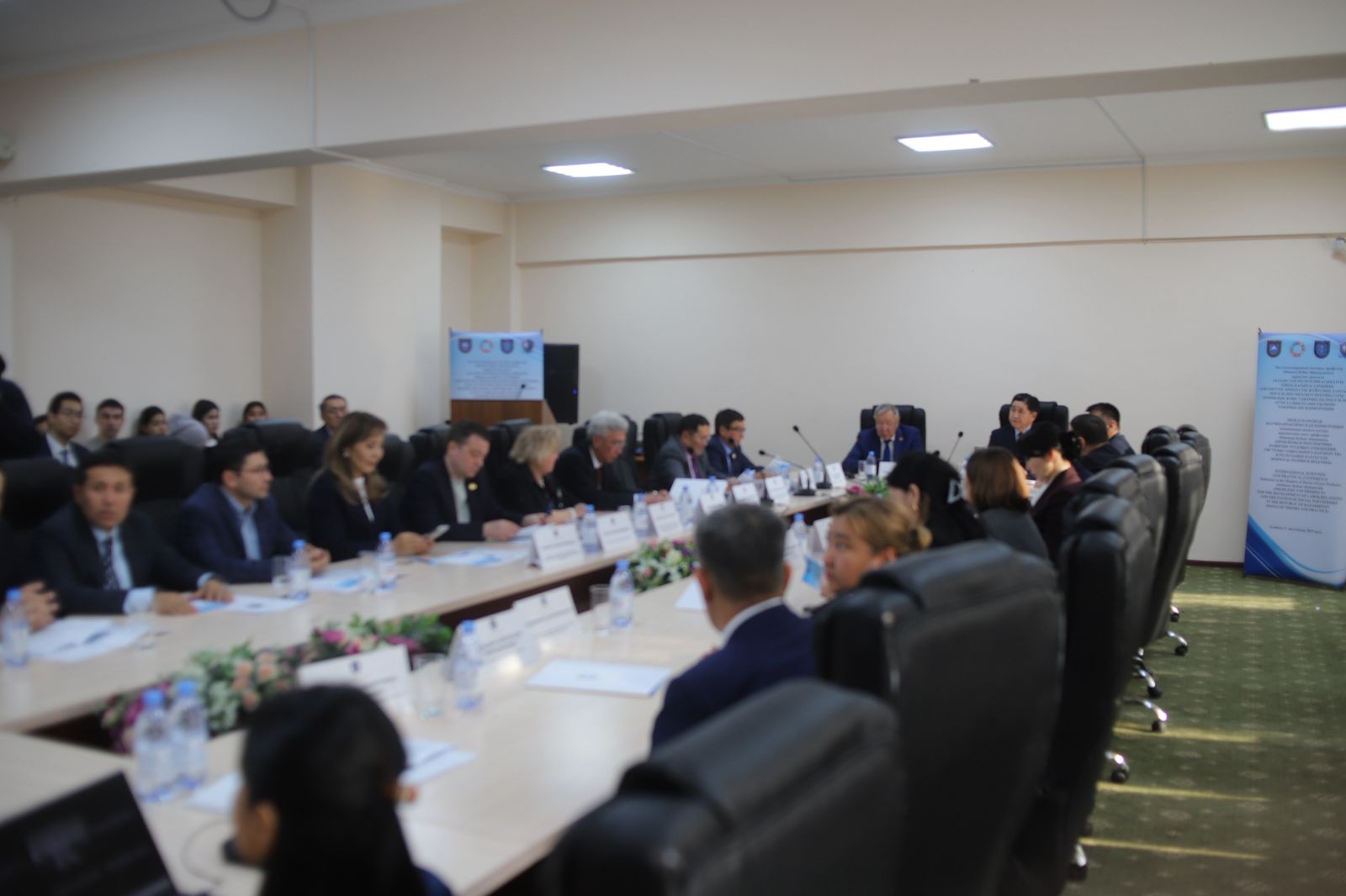 Заң ғылымдарының докторы, профессор Абжанов Көбен Абжанұлының құрметіне арналған «Қазақстан Республикасындағы еңбек қатынастарының, әлеуметтік әріптестік жүйесінің дамуының мәселелері мен перспективалары: теориялық және тәжірибелік мәселелер» атты халықаралық ғылыми-тәжірибелік конференция өтті.